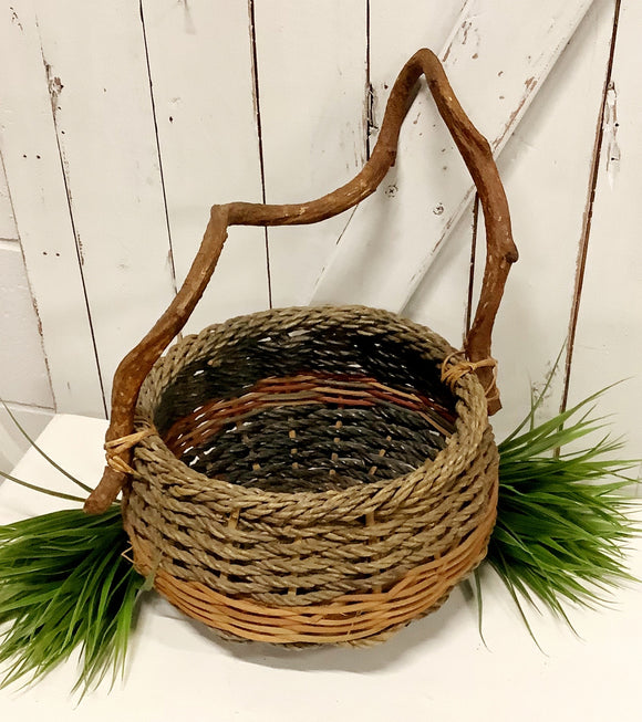 Round woven basket with wood handle
