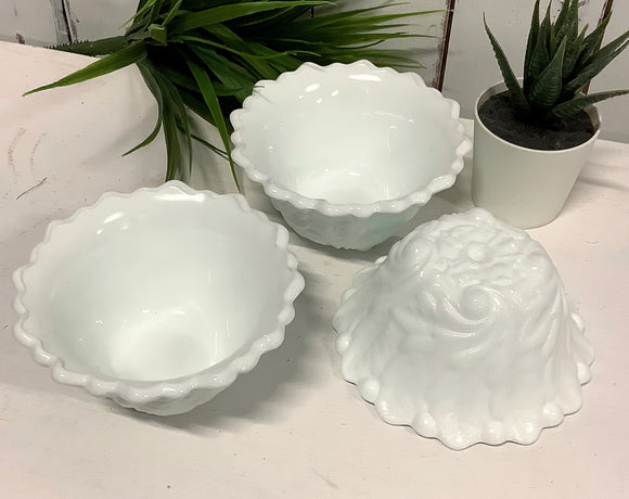 Set Milk Glass Bowls